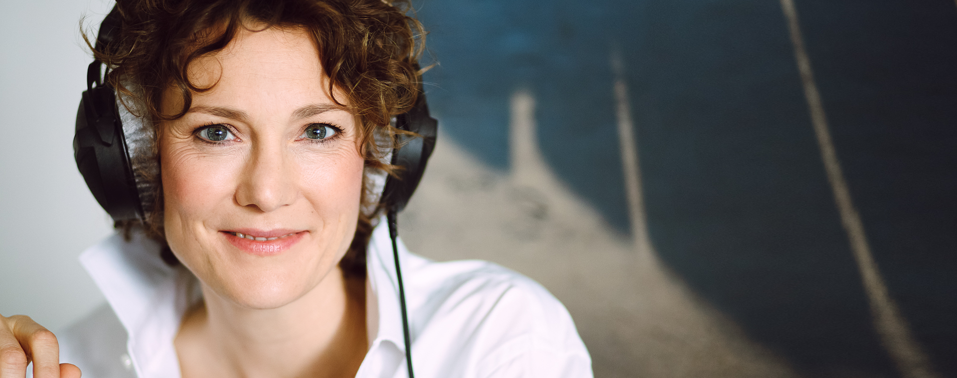Porträtfoto Ann Vielhaben mit Kopfhörern
